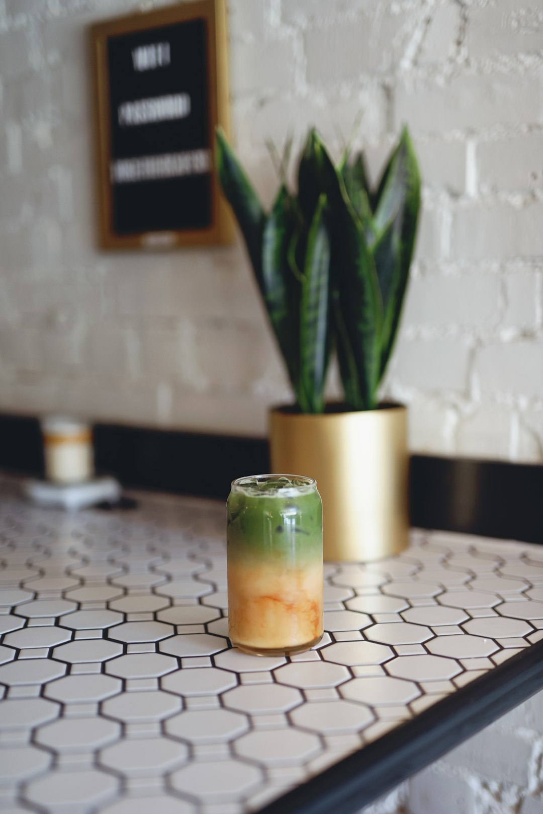 clear-glass-candle-holder-on-brown-wooden-table-yeozi-9eifc